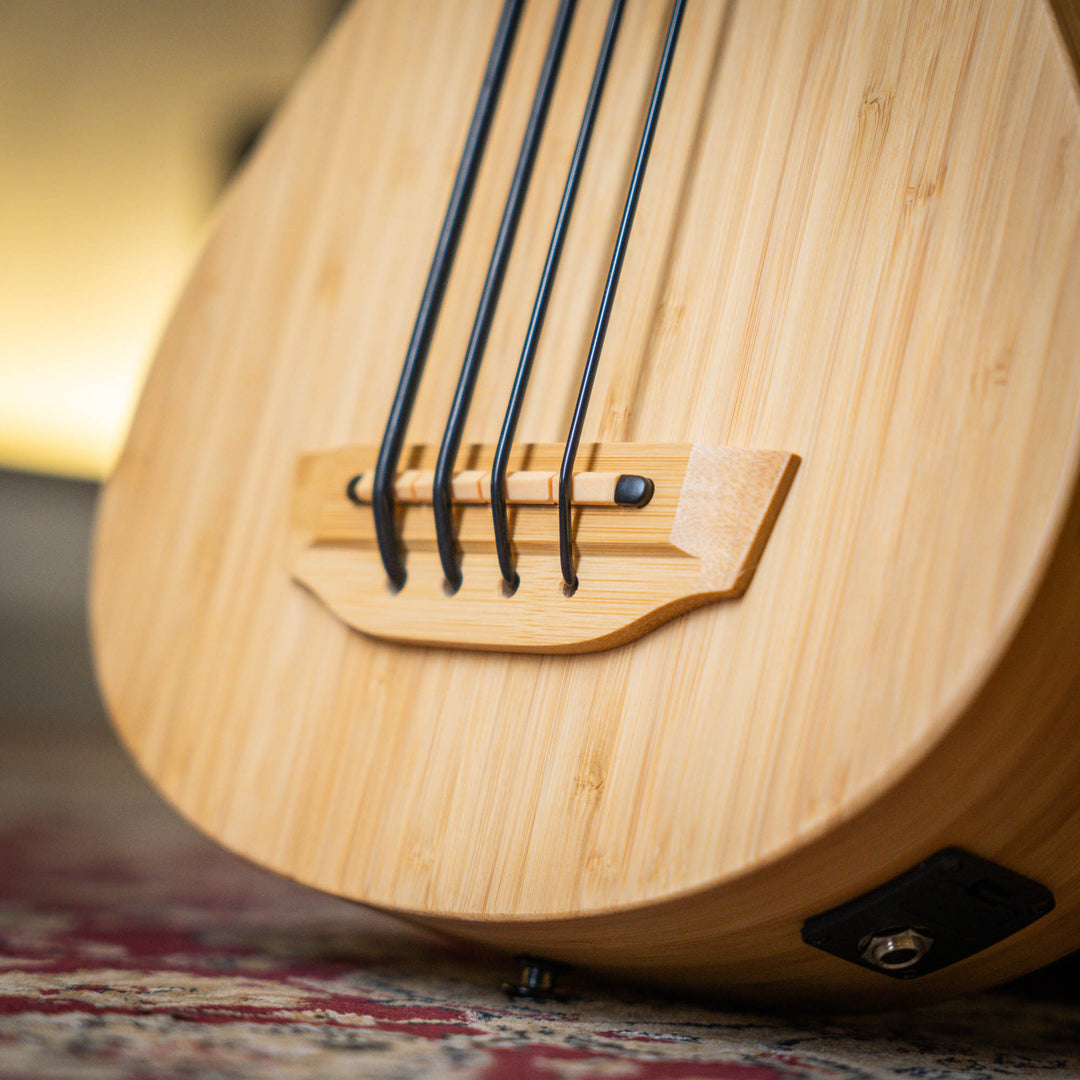 Ubass Kala Bamboo Bmb-Fs - Bajo Ukulele | El Ubass Kala Bamboo BMB-FS es la opción más sostenible para instrumentos musicales. Altamente renovable, el bambú se regenera rápidamente sin ser replantado, ¡a veces crece hasta tres pies por día! La veta recta