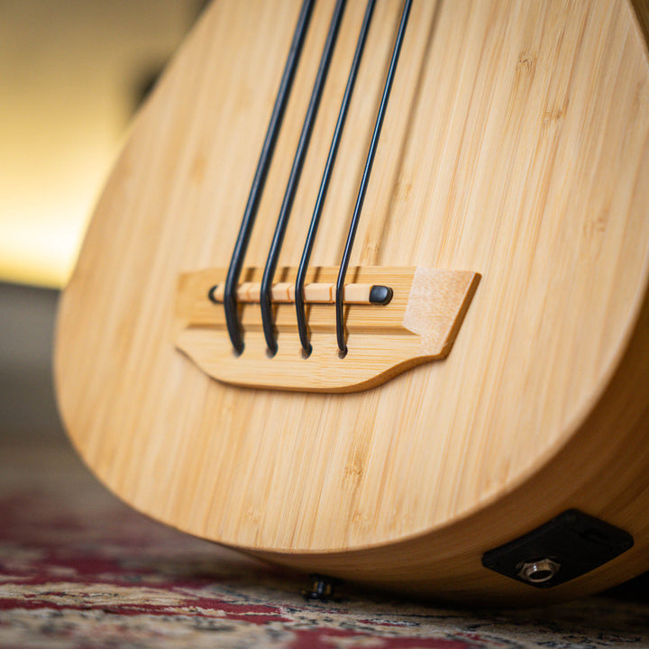 Ubass Kala Bamboo Bmb-Fs - Bajo Ukulele | El Ubass Kala Bamboo BMB-FS es la opción más sostenible para instrumentos musicales. Altamente renovable, el bambú se regenera rápidamente sin ser replantado, ¡a veces crece hasta tres pies por día! La veta recta
