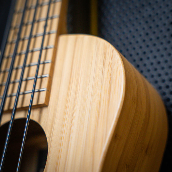 Ubass Kala Bamboo Bmb-Fs - Bajo Ukulele | El Ubass Kala Bamboo BMB-FS es la opción más sostenible para instrumentos musicales. Altamente renovable, el bambú se regenera rápidamente sin ser replantado, ¡a veces crece hasta tres pies por día! La veta recta