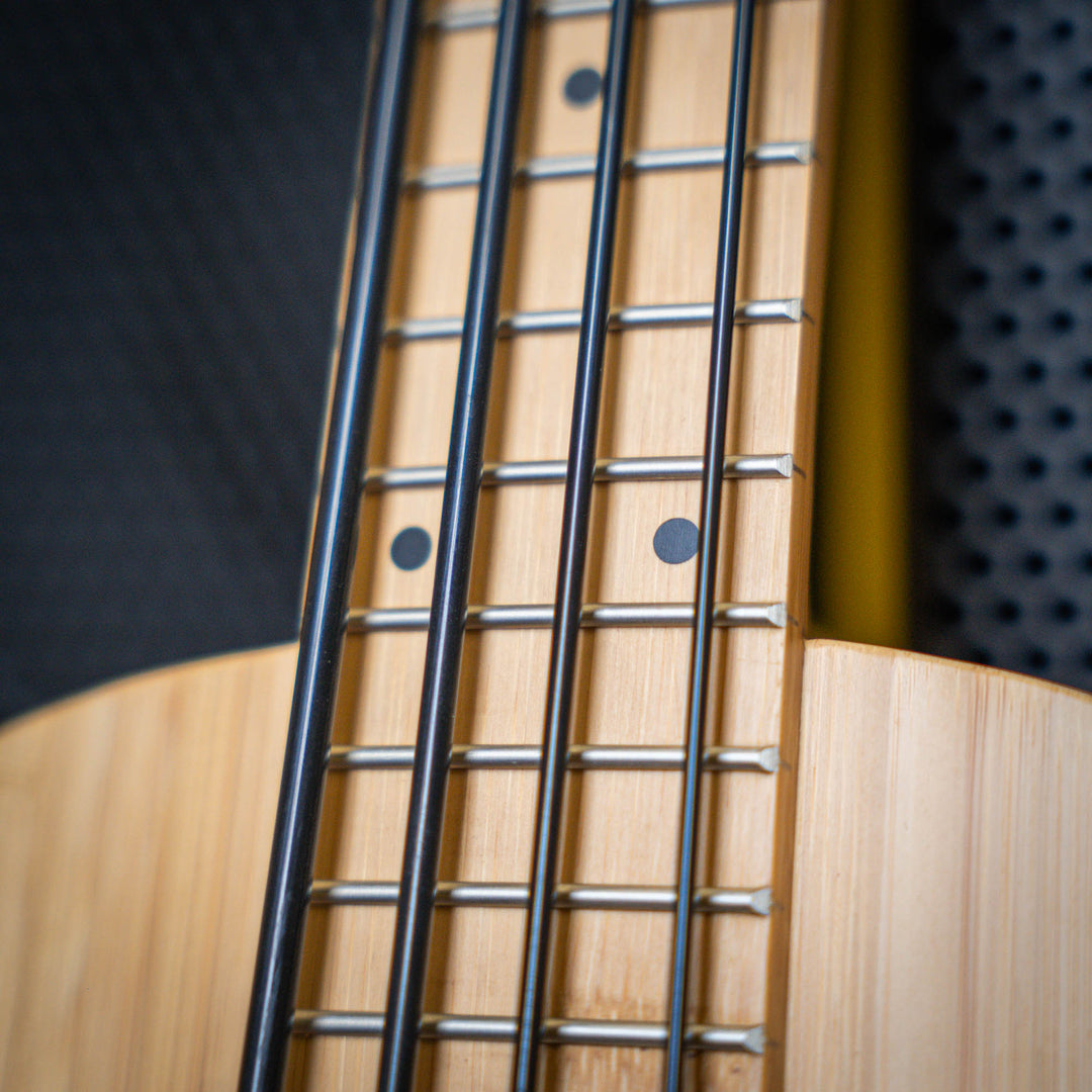 Ubass Kala Bamboo Bmb-Fs - Bajo Ukulele | El Ubass Kala Bamboo BMB-FS es la opción más sostenible para instrumentos musicales. Altamente renovable, el bambú se regenera rápidamente sin ser replantado, ¡a veces crece hasta tres pies por día! La veta recta