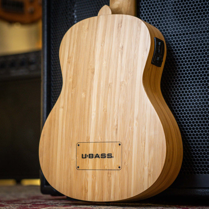 Ubass Kala Bamboo Bmb-Fs - Bajo Ukulele | El Ubass Kala Bamboo BMB-FS es la opción más sostenible para instrumentos musicales. Altamente renovable, el bambú se regenera rápidamente sin ser replantado, ¡a veces crece hasta tres pies por día! La veta recta