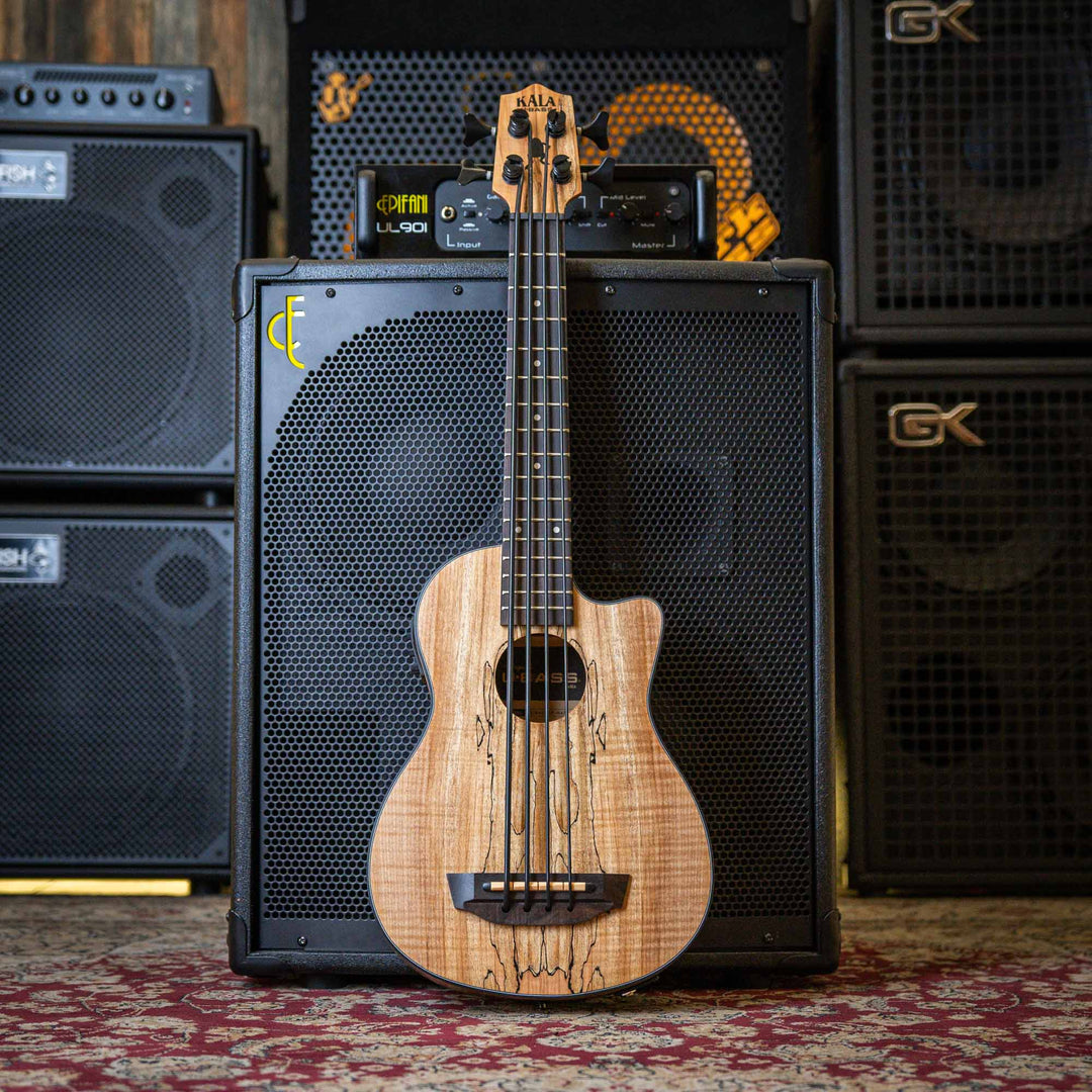 Ubass Kala Sp-Mapl-Fs - Bajo Ukulele | El Ubass Kala SP-MAPL-FS tiene grietas en la madera que se asemejan a garabatos de punta fina que forman líneas negras onduladas y rayas que contrastan maravillosamente con el arce de dos tonos de color más claro. El