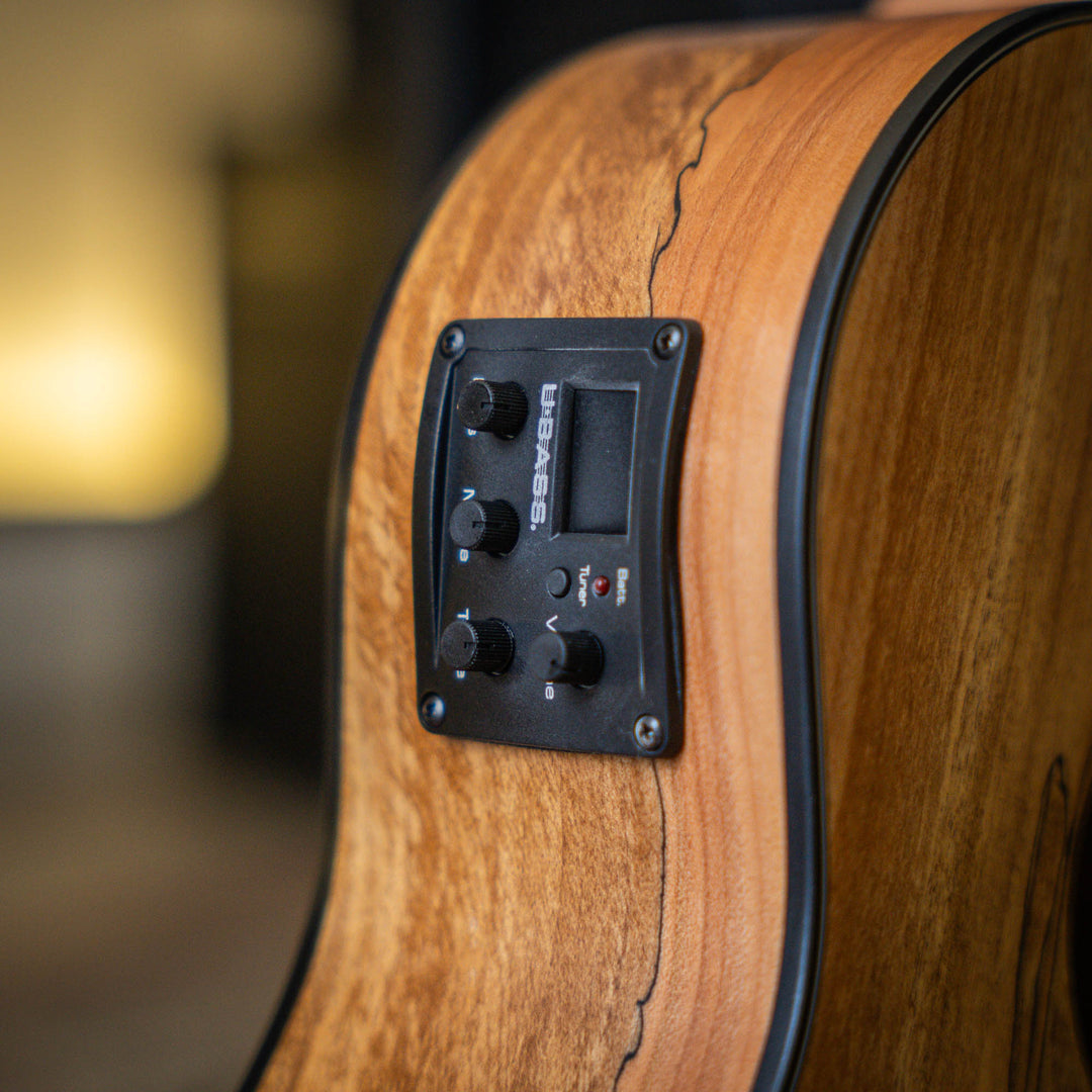 Ubass Kala Sp-Mapl-Fs - Bajo Ukulele | El Ubass Kala SP-MAPL-FS tiene grietas en la madera que se asemejan a garabatos de punta fina que forman líneas negras onduladas y rayas que contrastan maravillosamente con el arce de dos tonos de color más claro. El
