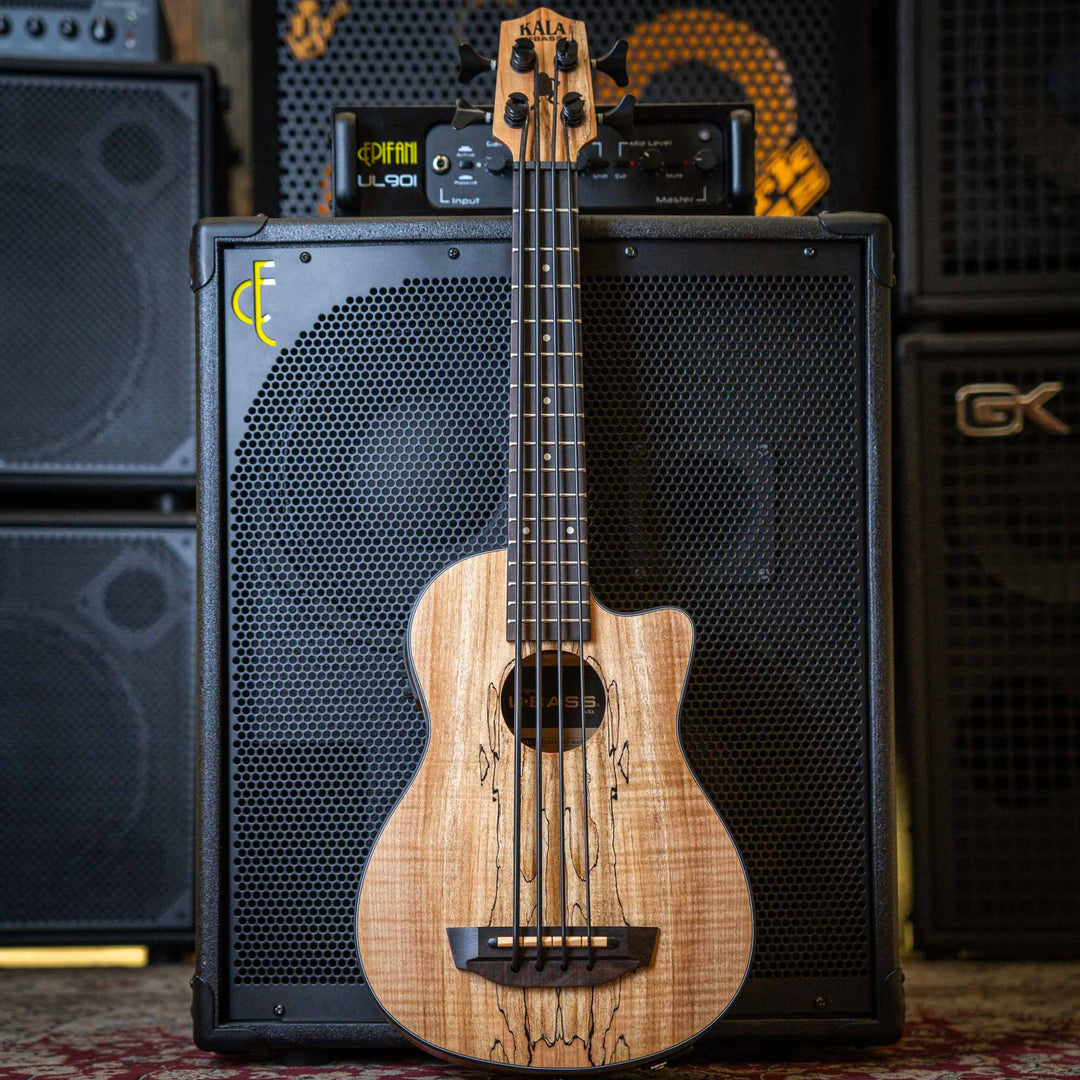 Ubass Kala Sp-Mapl-Fs - Bajo Ukulele | El Ubass Kala SP-MAPL-FS tiene grietas en la madera que se asemejan a garabatos de punta fina que forman líneas negras onduladas y rayas que contrastan maravillosamente con el arce de dos tonos de color más claro. El