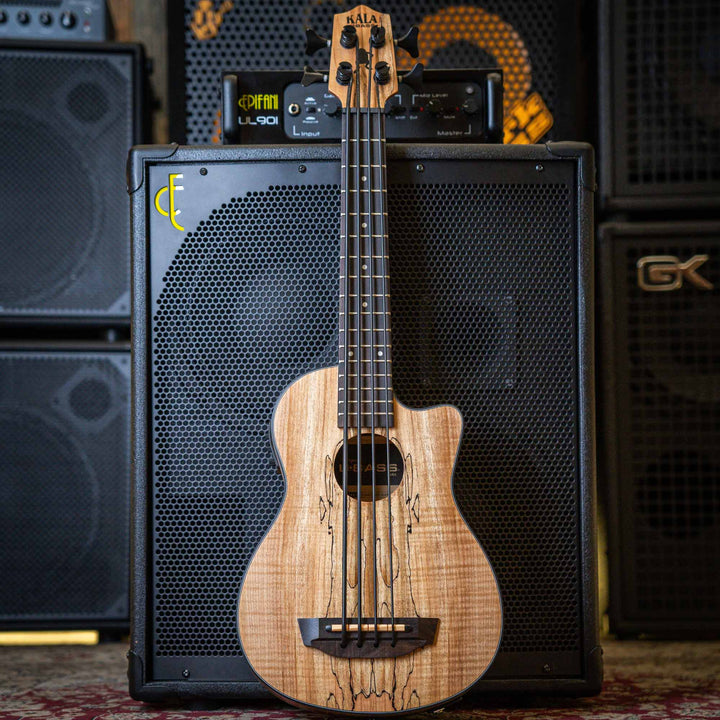 Ubass Kala Sp-Mapl-Fs - Bajo Ukulele | El Ubass Kala SP-MAPL-FS tiene grietas en la madera que se asemejan a garabatos de punta fina que forman líneas negras onduladas y rayas que contrastan maravillosamente con el arce de dos tonos de color más claro. El