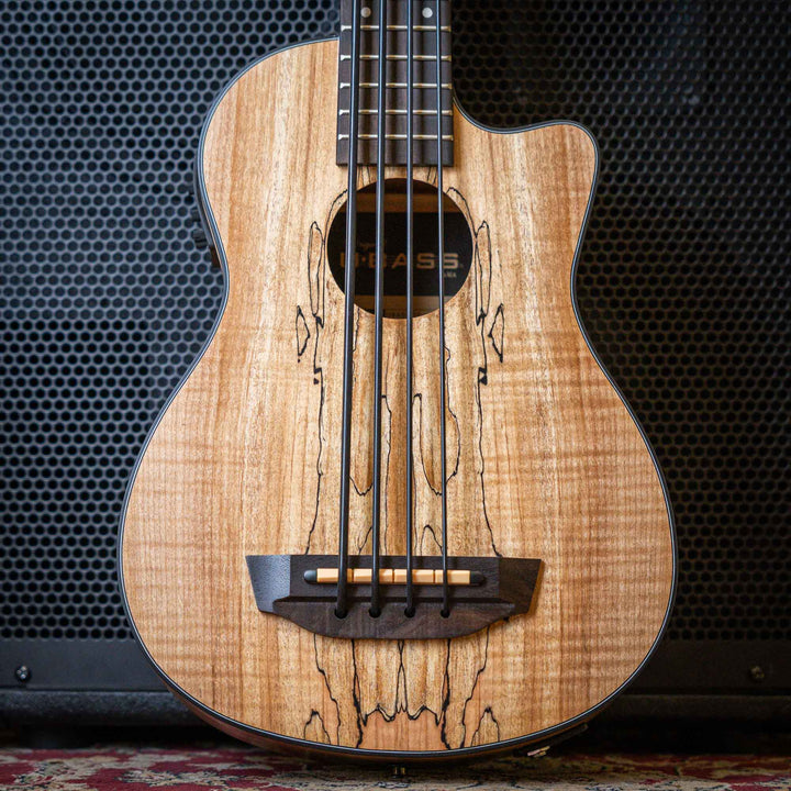 Ubass Kala Sp-Mapl-Fs - Bajo Ukulele | El Ubass Kala SP-MAPL-FS tiene grietas en la madera que se asemejan a garabatos de punta fina que forman líneas negras onduladas y rayas que contrastan maravillosamente con el arce de dos tonos de color más claro. El