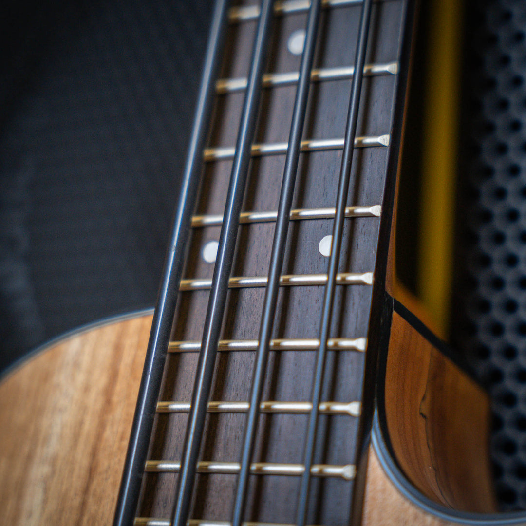 Ubass Kala Sp-Mapl-Fs - Bajo Ukulele | El Ubass Kala SP-MAPL-FS tiene grietas en la madera que se asemejan a garabatos de punta fina que forman líneas negras onduladas y rayas que contrastan maravillosamente con el arce de dos tonos de color más claro. El