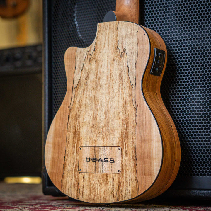 Ubass Kala Sp-Mapl-Fs - Bajo Ukulele | El Ubass Kala SP-MAPL-FS tiene grietas en la madera que se asemejan a garabatos de punta fina que forman líneas negras onduladas y rayas que contrastan maravillosamente con el arce de dos tonos de color más claro. El