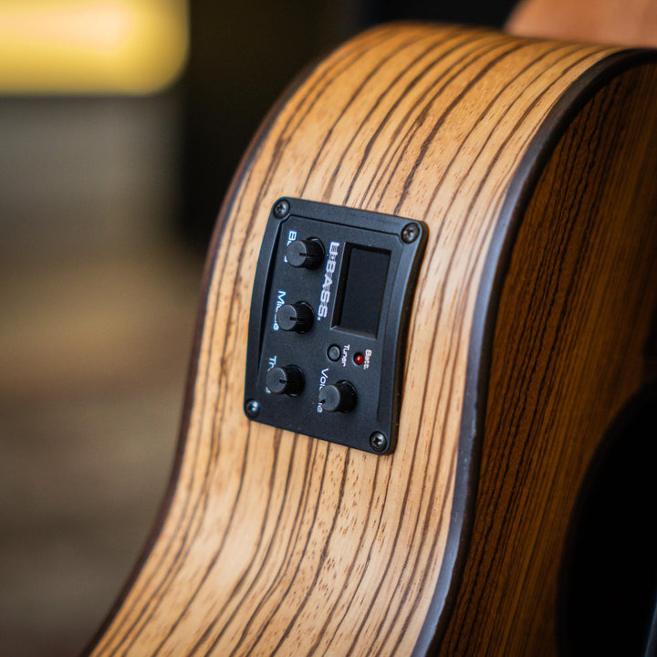 Ubass Kala Zeb-Fs - Bajo Ukulele | El Zebrawood del Ubass Kala Zeb-Fs recibe su nombre y apariencia exótica de las rayas alternas de color canela y marrón oscuro parecidas a una cebra de la veta de la madera. El atractivo Zebrawood ofrece bajos y agudos b