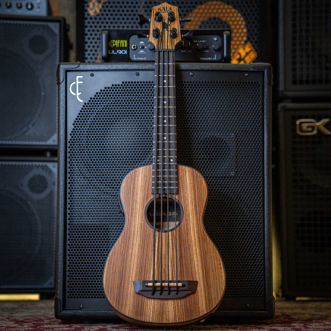 Ubass Kala Zeb-Fs - Bajo Ukulele | El Zebrawood del Ubass Kala Zeb-Fs recibe su nombre y apariencia exótica de las rayas alternas de color canela y marrón oscuro parecidas a una cebra de la veta de la madera. El atractivo Zebrawood ofrece bajos y agudos b