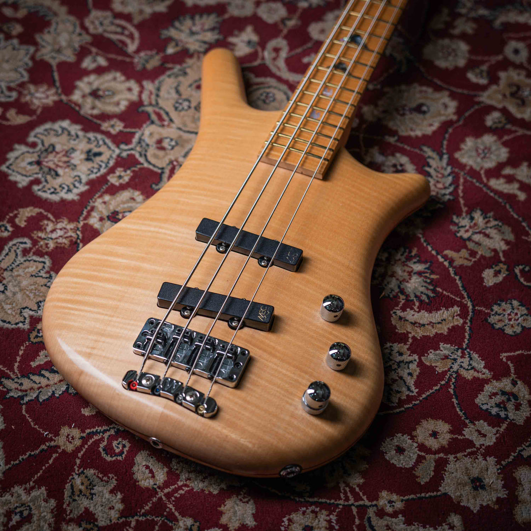 Warwick Thumb BO Bleached Blonde Limited Edition 2003 - Bajo Eléctrico | Cuerpo • Modelo: Thumb• Madera: Ash • Top: Flamed Maple • Terminación: Satin Brazo • Madera: 5-Pieces Flamed Maple + Ovangkol• Perfil: “C”• Terminación: Satin • Espaciado: 19 mm• Esc