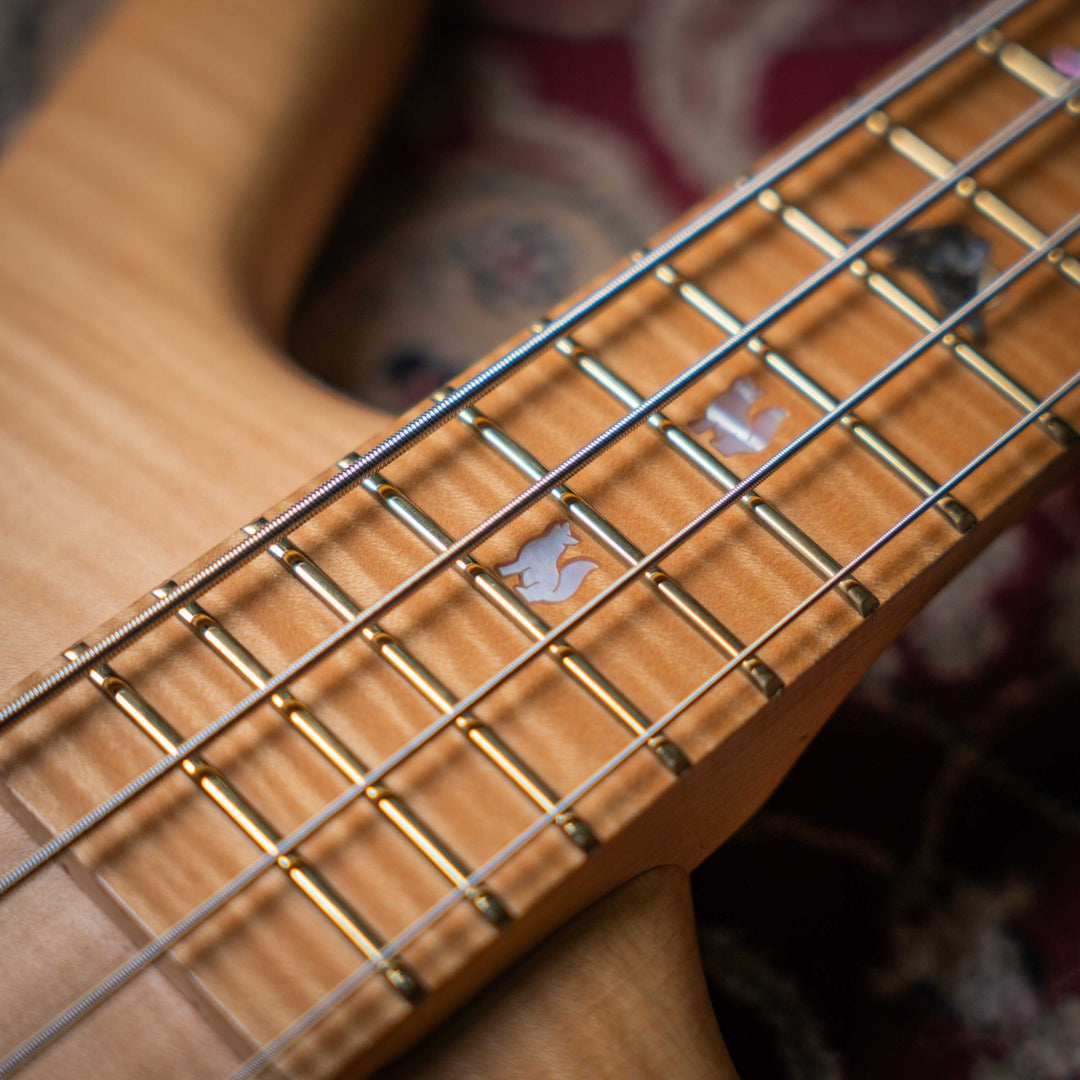 Warwick Thumb BO Bleached Blonde Limited Edition 2003 - Bajo Eléctrico | Cuerpo • Modelo: Thumb• Madera: Ash • Top: Flamed Maple • Terminación: Satin Brazo • Madera: 5-Pieces Flamed Maple + Ovangkol• Perfil: “C”• Terminación: Satin • Espaciado: 19 mm• Esc