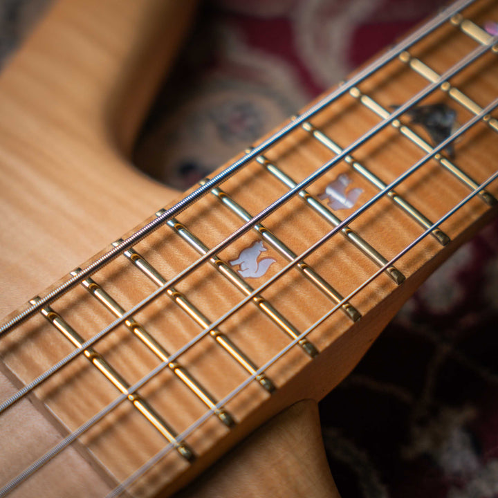 Warwick Thumb BO Bleached Blonde Limited Edition 2003 - Bajo Eléctrico | Cuerpo • Modelo: Thumb• Madera: Ash • Top: Flamed Maple • Terminación: Satin Brazo • Madera: 5-Pieces Flamed Maple + Ovangkol• Perfil: “C”• Terminación: Satin • Espaciado: 19 mm• Esc