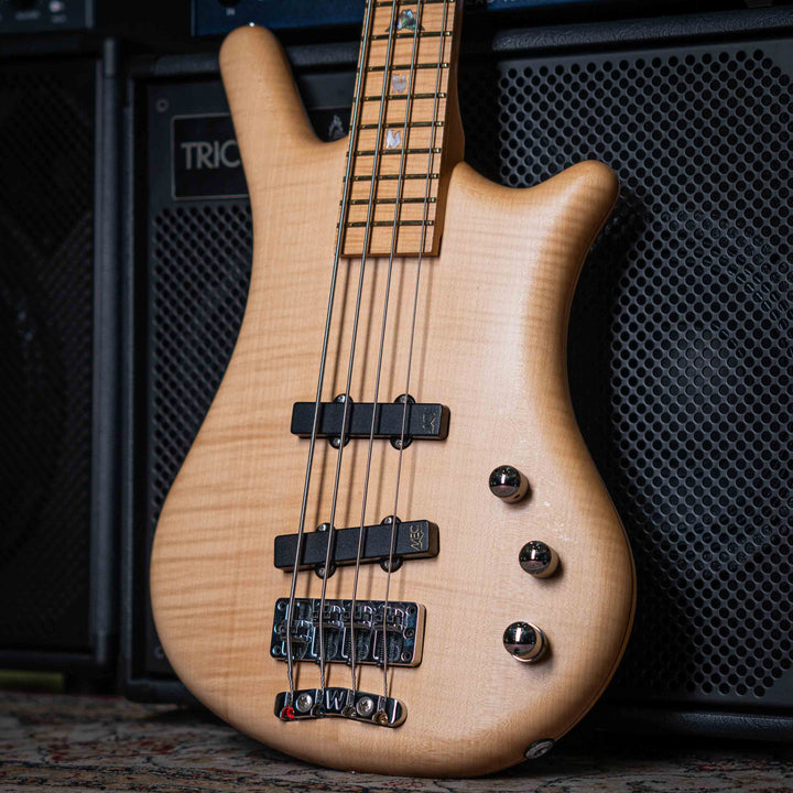 Warwick Thumb BO Bleached Blonde Limited Edition 2003 - Bajo Eléctrico | Cuerpo • Modelo: Thumb• Madera: Ash • Top: Flamed Maple • Terminación: Satin Brazo • Madera: 5-Pieces Flamed Maple + Ovangkol• Perfil: “C”• Terminación: Satin • Espaciado: 19 mm• Esc