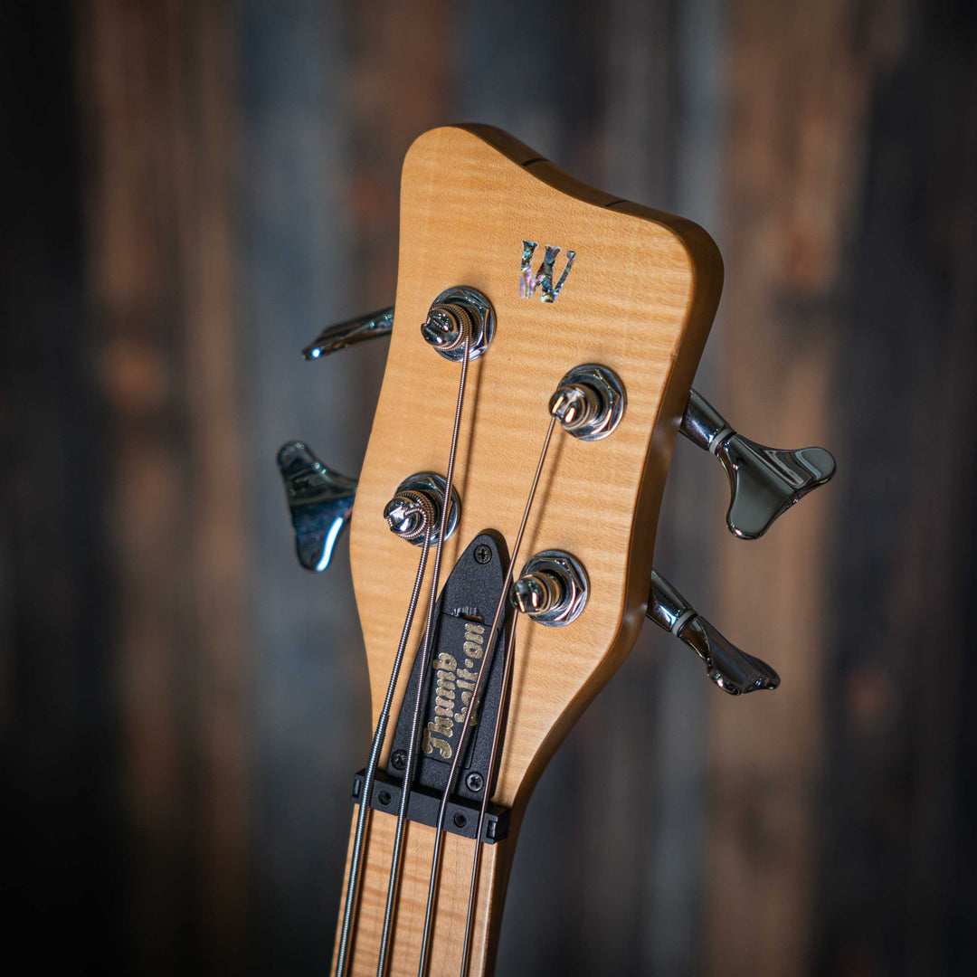 Warwick Thumb BO Bleached Blonde Limited Edition 2003 - Bajo Eléctrico | Cuerpo • Modelo: Thumb• Madera: Ash • Top: Flamed Maple • Terminación: Satin Brazo • Madera: 5-Pieces Flamed Maple + Ovangkol• Perfil: “C”• Terminación: Satin • Espaciado: 19 mm• Esc