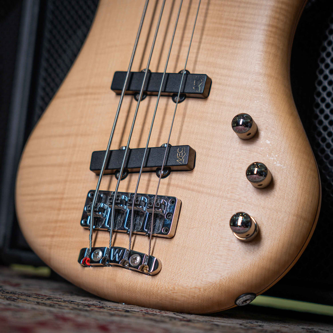 Warwick Thumb BO Bleached Blonde Limited Edition 2003 - Bajo Eléctrico | Cuerpo • Modelo: Thumb• Madera: Ash • Top: Flamed Maple • Terminación: Satin Brazo • Madera: 5-Pieces Flamed Maple + Ovangkol• Perfil: “C”• Terminación: Satin • Espaciado: 19 mm• Esc