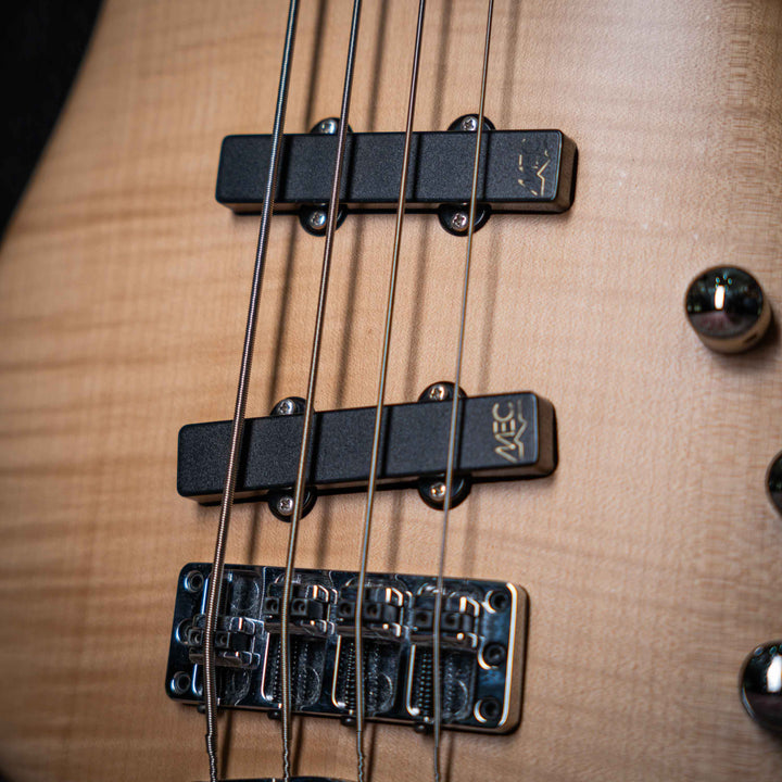 Warwick Thumb BO Bleached Blonde Limited Edition 2003 - Bajo Eléctrico | Cuerpo • Modelo: Thumb• Madera: Ash • Top: Flamed Maple • Terminación: Satin Brazo • Madera: 5-Pieces Flamed Maple + Ovangkol• Perfil: “C”• Terminación: Satin • Espaciado: 19 mm• Esc