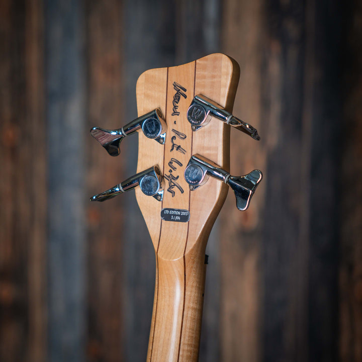 Warwick Thumb BO Bleached Blonde Limited Edition 2003 - Bajo Eléctrico | Cuerpo • Modelo: Thumb• Madera: Ash • Top: Flamed Maple • Terminación: Satin Brazo • Madera: 5-Pieces Flamed Maple + Ovangkol• Perfil: “C”• Terminación: Satin • Espaciado: 19 mm• Esc