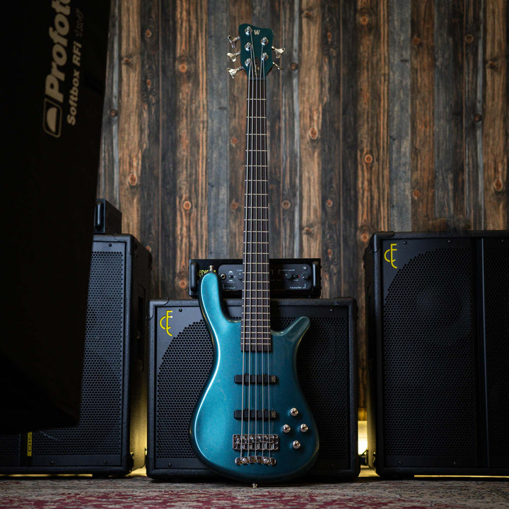 Warwick Streamer LX5 Emerald Green 2016 - Bajo Eléctrico | Cuerpo • Modelo: Streamer• Madera: Mahogany• Terminación: Emerald Green Brazo • Madera: Ovangkol• Perfil: “C”• Terminación: Satin • Espaciado: 17.5 mm• Escala: 34” • Nuez: Just-A-Nut II 45 mm Diap