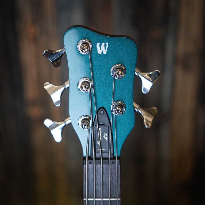 Warwick Streamer LX5 Emerald Green 2016 - Bajo Eléctrico | Cuerpo • Modelo: Streamer• Madera: Mahogany• Terminación: Emerald Green Brazo • Madera: Ovangkol• Perfil: “C”• Terminación: Satin • Espaciado: 17.5 mm• Escala: 34” • Nuez: Just-A-Nut II 45 mm Diap