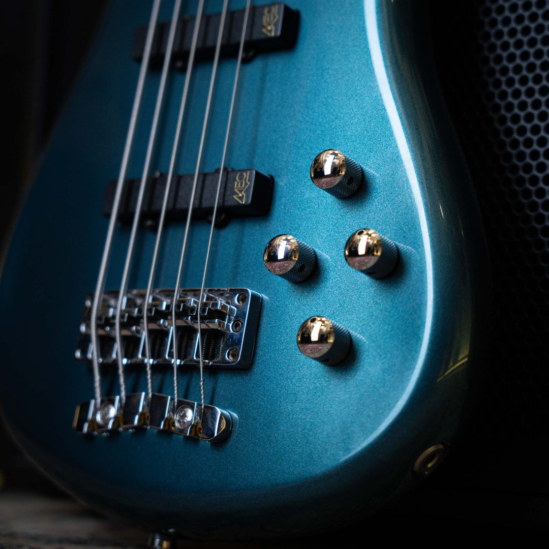 Warwick Streamer LX5 Emerald Green 2016 - Bajo Eléctrico | Cuerpo • Modelo: Streamer• Madera: Mahogany• Terminación: Emerald Green Brazo • Madera: Ovangkol• Perfil: “C”• Terminación: Satin • Espaciado: 17.5 mm• Escala: 34” • Nuez: Just-A-Nut II 45 mm Diap