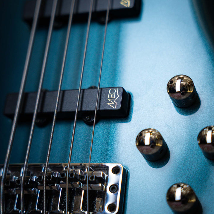 Warwick Streamer LX5 Emerald Green 2016 - Bajo Eléctrico | Cuerpo • Modelo: Streamer• Madera: Mahogany• Terminación: Emerald Green Brazo • Madera: Ovangkol• Perfil: “C”• Terminación: Satin • Espaciado: 17.5 mm• Escala: 34” • Nuez: Just-A-Nut II 45 mm Diap