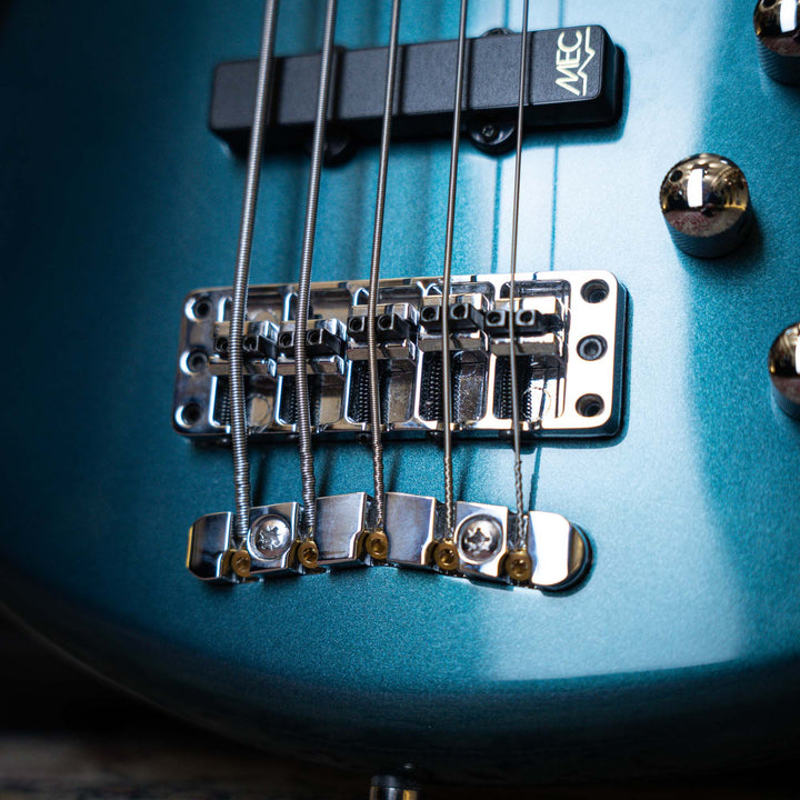 Warwick Streamer LX5 Emerald Green 2016 - Bajo Eléctrico | Cuerpo • Modelo: Streamer• Madera: Mahogany• Terminación: Emerald Green Brazo • Madera: Ovangkol• Perfil: “C”• Terminación: Satin • Espaciado: 17.5 mm• Escala: 34” • Nuez: Just-A-Nut II 45 mm Diap