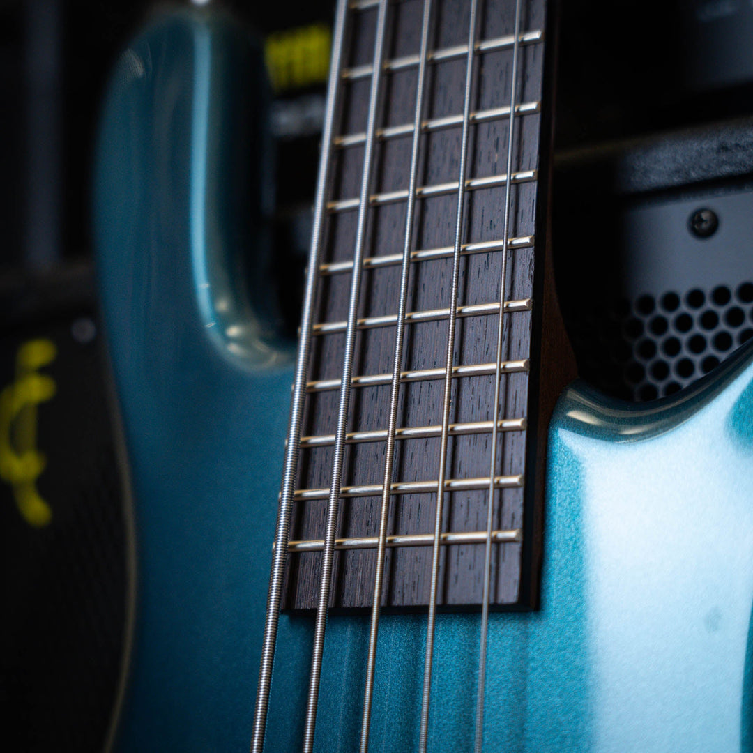 Warwick Streamer LX5 Emerald Green 2016 - Bajo Eléctrico | Cuerpo • Modelo: Streamer• Madera: Mahogany• Terminación: Emerald Green Brazo • Madera: Ovangkol• Perfil: “C”• Terminación: Satin • Espaciado: 17.5 mm• Escala: 34” • Nuez: Just-A-Nut II 45 mm Diap