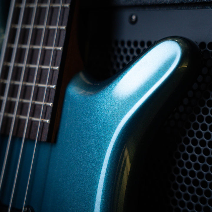 Warwick Streamer LX5 Emerald Green 2016 - Bajo Eléctrico | Cuerpo • Modelo: Streamer• Madera: Mahogany• Terminación: Emerald Green Brazo • Madera: Ovangkol• Perfil: “C”• Terminación: Satin • Espaciado: 17.5 mm• Escala: 34” • Nuez: Just-A-Nut II 45 mm Diap