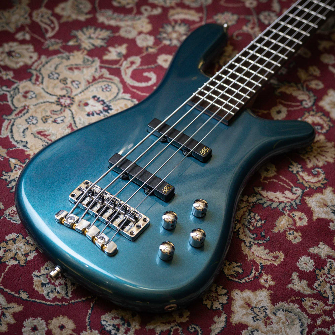 Warwick Streamer LX5 Emerald Green 2016 - Bajo Eléctrico | Cuerpo • Modelo: Streamer• Madera: Mahogany• Terminación: Emerald Green Brazo • Madera: Ovangkol• Perfil: “C”• Terminación: Satin • Espaciado: 17.5 mm• Escala: 34” • Nuez: Just-A-Nut II 45 mm Diap