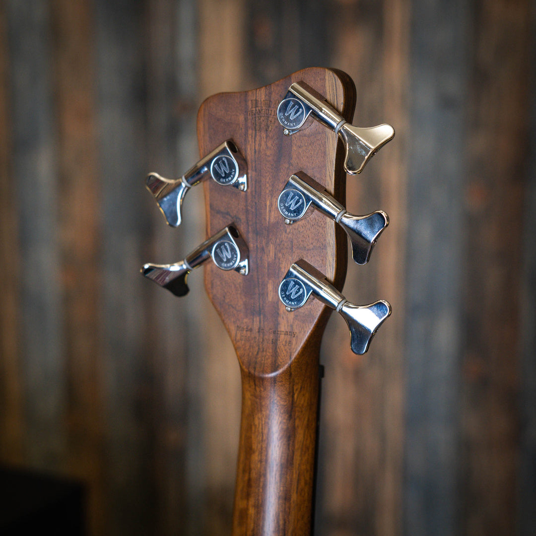 Warwick Streamer LX5 Emerald Green 2016 - Bajo Eléctrico | Cuerpo • Modelo: Streamer• Madera: Mahogany• Terminación: Emerald Green Brazo • Madera: Ovangkol• Perfil: “C”• Terminación: Satin • Espaciado: 17.5 mm• Escala: 34” • Nuez: Just-A-Nut II 45 mm Diap