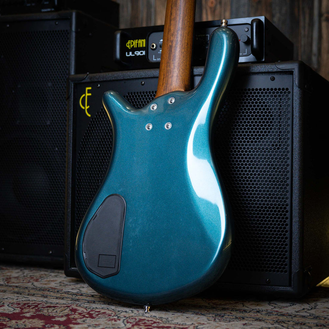 Warwick Streamer LX5 Emerald Green 2016 - Bajo Eléctrico | Cuerpo • Modelo: Streamer• Madera: Mahogany• Terminación: Emerald Green Brazo • Madera: Ovangkol• Perfil: “C”• Terminación: Satin • Espaciado: 17.5 mm• Escala: 34” • Nuez: Just-A-Nut II 45 mm Diap