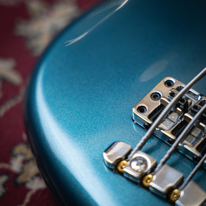 Warwick Streamer LX5 Emerald Green 2016 - Bajo Eléctrico | Cuerpo • Modelo: Streamer• Madera: Mahogany• Terminación: Emerald Green Brazo • Madera: Ovangkol• Perfil: “C”• Terminación: Satin • Espaciado: 17.5 mm• Escala: 34” • Nuez: Just-A-Nut II 45 mm Diap