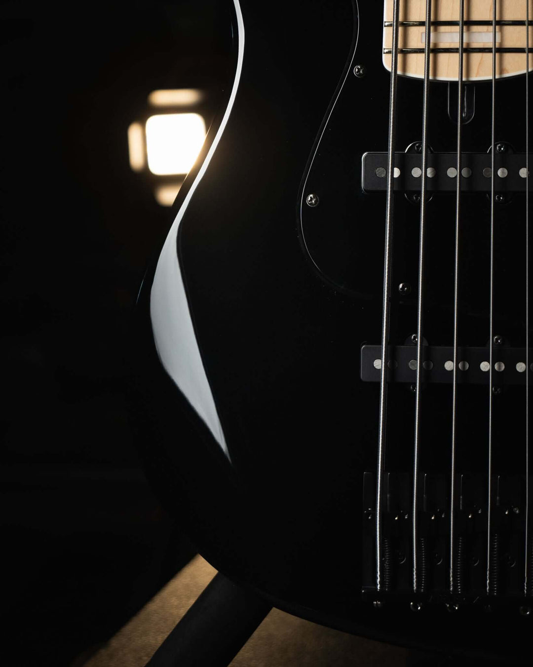 Atelier Z Beta5 Black 2025 - Bajo Eléctrico | Cuerpo • Model: Beta5• Madera: Ash • Terminación: Black, Gloss Brazo • Madera: Maple• Perfil: “C”• Terminación: Gloss • String Spacing: 18 mm• Escala: 34” • Nuez: Bone Diapasón • Madera: Maple• Radio: 10"• Tra