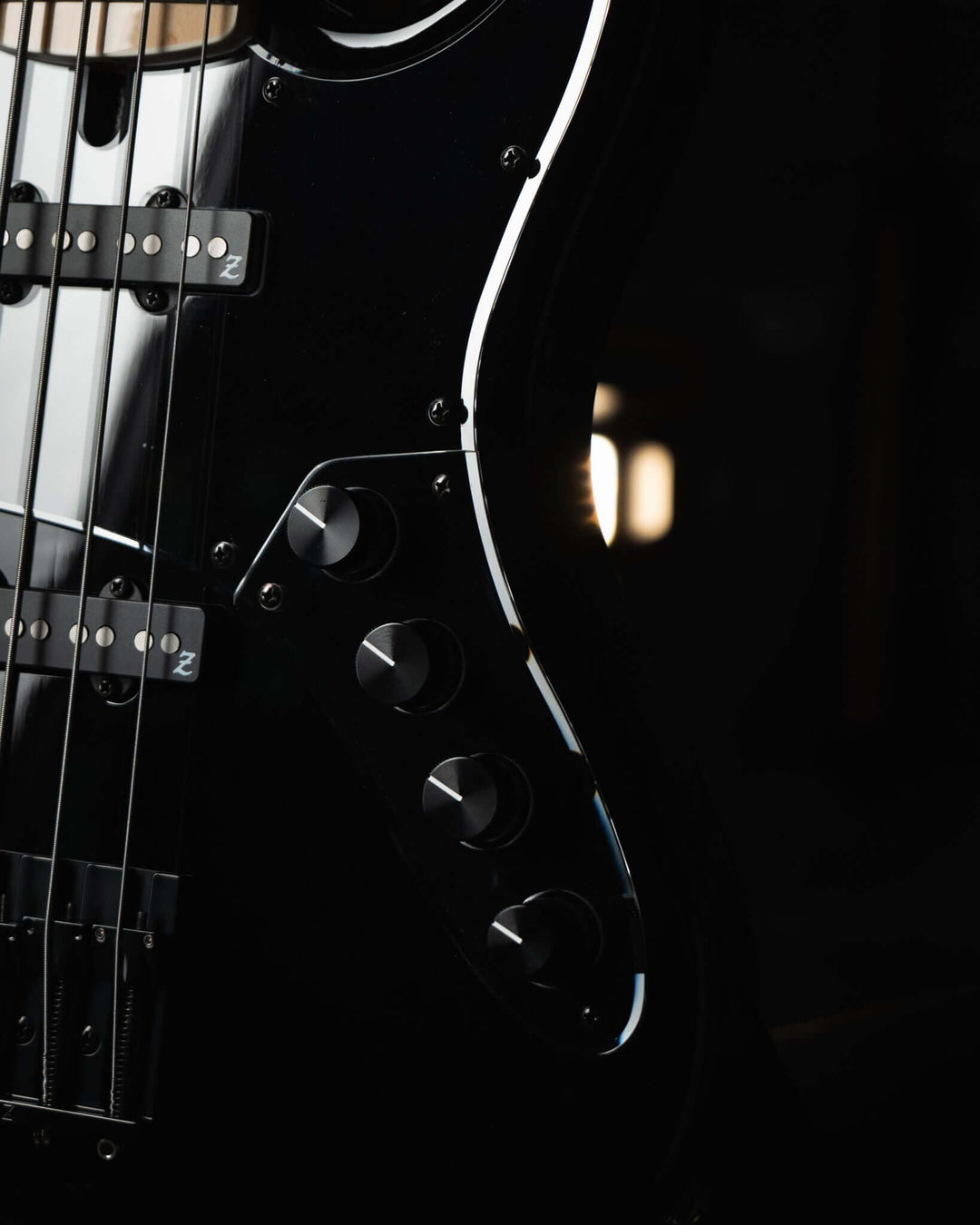 Atelier Z Beta5 Black 2025 - Bajo Eléctrico | Cuerpo • Model: Beta5• Madera: Ash • Terminación: Black, Gloss Brazo • Madera: Maple• Perfil: “C”• Terminación: Gloss • String Spacing: 18 mm• Escala: 34” • Nuez: Bone Diapasón • Madera: Maple• Radio: 10"• Tra