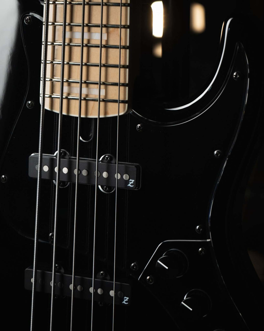 Atelier Z Beta5 Black 2025 - Bajo Eléctrico | Cuerpo • Model: Beta5• Madera: Ash • Terminación: Black, Gloss Brazo • Madera: Maple• Perfil: “C”• Terminación: Gloss • String Spacing: 18 mm• Escala: 34” • Nuez: Bone Diapasón • Madera: Maple• Radio: 10"• Tra