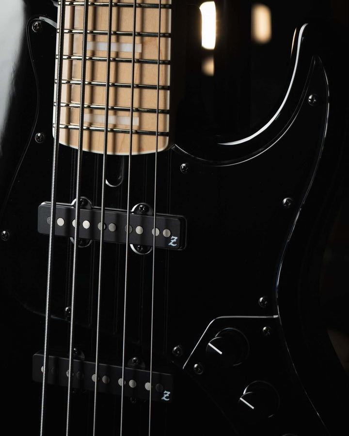 Atelier Z Beta5 Black 2025 - Bajo Eléctrico | Cuerpo • Model: Beta5• Madera: Ash • Terminación: Black, Gloss Brazo • Madera: Maple• Perfil: “C”• Terminación: Gloss • String Spacing: 18 mm• Escala: 34” • Nuez: Bone Diapasón • Madera: Maple• Radio: 10"• Tra