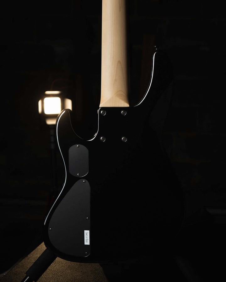 Atelier Z Beta5 Black 2025 - Bajo Eléctrico | Cuerpo • Model: Beta5• Madera: Ash • Terminación: Black, Gloss Brazo • Madera: Maple• Perfil: “C”• Terminación: Gloss • String Spacing: 18 mm• Escala: 34” • Nuez: Bone Diapasón • Madera: Maple• Radio: 10"• Tra