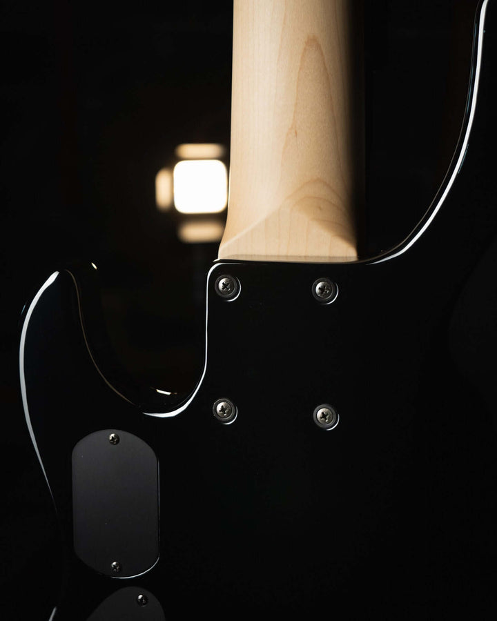 Atelier Z Beta5 Black 2025 - Bajo Eléctrico | Cuerpo • Model: Beta5• Madera: Ash • Terminación: Black, Gloss Brazo • Madera: Maple• Perfil: “C”• Terminación: Gloss • String Spacing: 18 mm• Escala: 34” • Nuez: Bone Diapasón • Madera: Maple• Radio: 10"• Tra