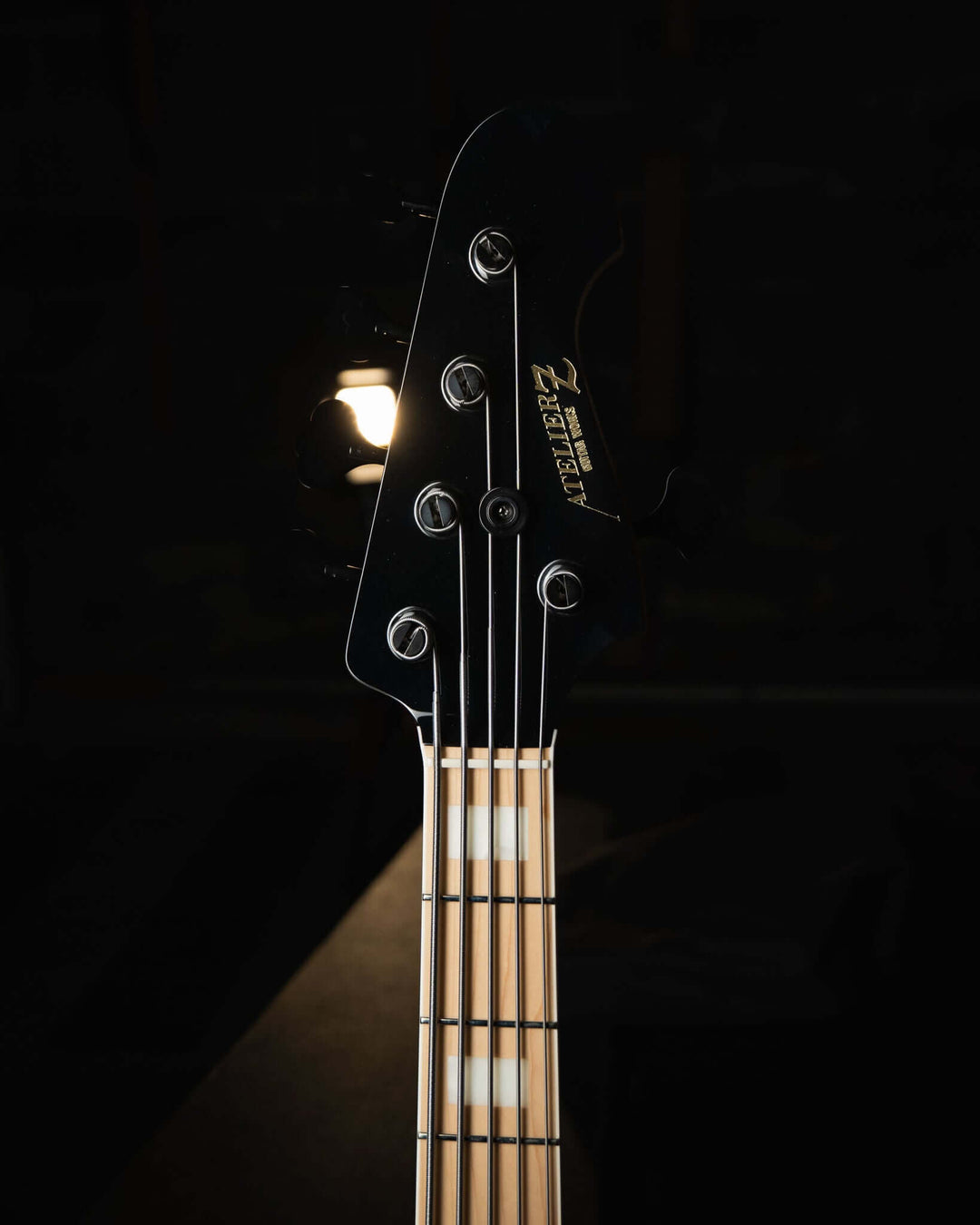 Atelier Z Beta5 Black 2025 - Bajo Eléctrico | Cuerpo • Model: Beta5• Madera: Ash • Terminación: Black, Gloss Brazo • Madera: Maple• Perfil: “C”• Terminación: Gloss • String Spacing: 18 mm• Escala: 34” • Nuez: Bone Diapasón • Madera: Maple• Radio: 10"• Tra