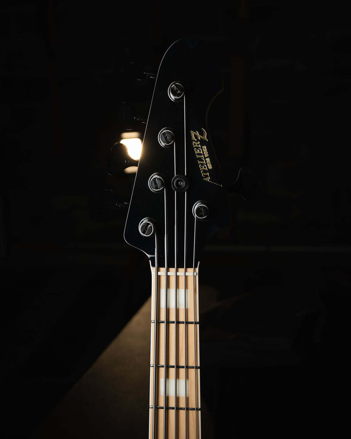 Atelier Z Beta5 Black 2025 - Bajo Eléctrico | Cuerpo • Model: Beta5• Madera: Ash • Terminación: Black, Gloss Brazo • Madera: Maple• Perfil: “C”• Terminación: Gloss • String Spacing: 18 mm• Escala: 34” • Nuez: Bone Diapasón • Madera: Maple• Radio: 10"• Tra