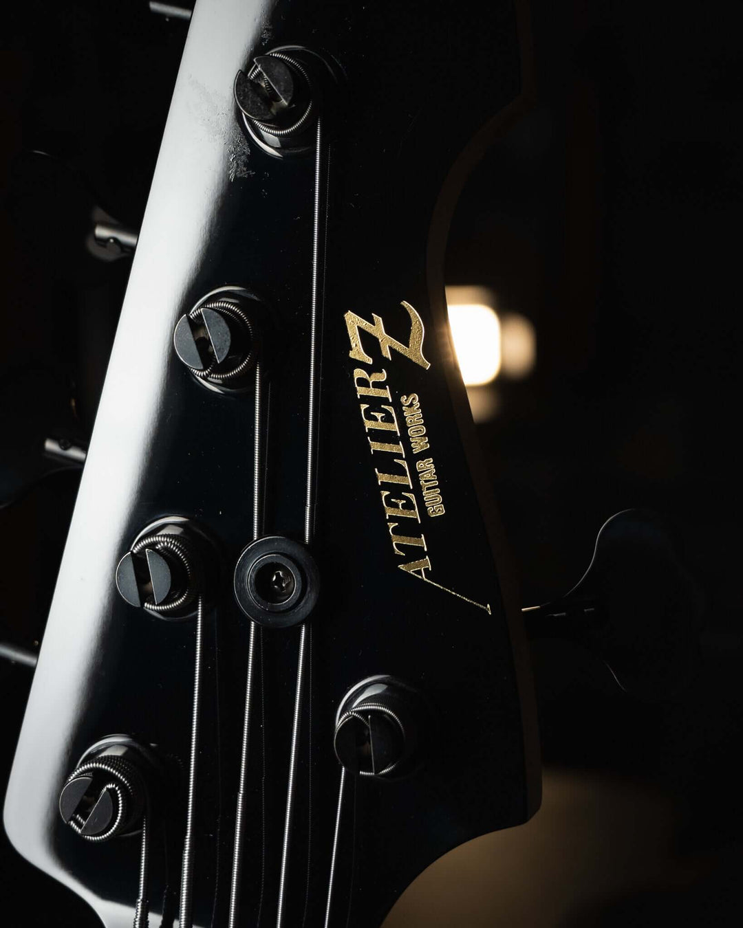 Atelier Z Beta5 Black 2025 - Bajo Eléctrico | Cuerpo • Model: Beta5• Madera: Ash • Terminación: Black, Gloss Brazo • Madera: Maple• Perfil: “C”• Terminación: Gloss • String Spacing: 18 mm• Escala: 34” • Nuez: Bone Diapasón • Madera: Maple• Radio: 10"• Tra