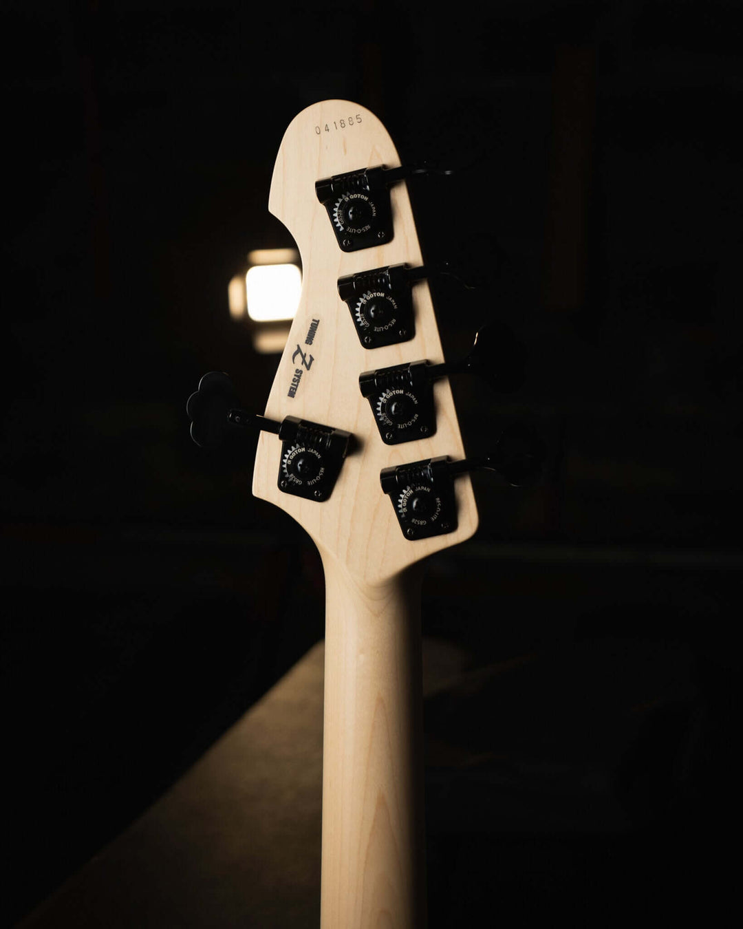 Atelier Z Beta5 Black 2025 - Bajo Eléctrico | Cuerpo • Model: Beta5• Madera: Ash • Terminación: Black, Gloss Brazo • Madera: Maple• Perfil: “C”• Terminación: Gloss • String Spacing: 18 mm• Escala: 34” • Nuez: Bone Diapasón • Madera: Maple• Radio: 10"• Tra