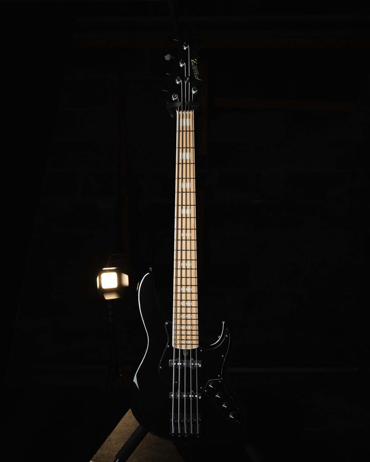 Atelier Z Beta5 Black 2025 - Bajo Eléctrico | Cuerpo • Model: Beta5• Madera: Ash • Terminación: Black, Gloss Brazo • Madera: Maple• Perfil: “C”• Terminación: Gloss • String Spacing: 18 mm• Escala: 34” • Nuez: Bone Diapasón • Madera: Maple• Radio: 10"• Tra