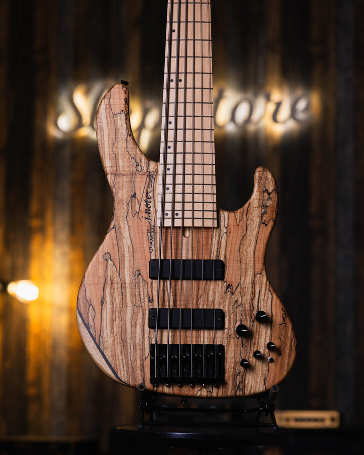 Atelier Z J-Note 6 Spalted Maple NAMM Show 2024 - Bajo Eléctrico | Cuerpo • Modelo: J-Note • Madera: Ash 2P Back • Top: Spalted Maple • Terminación: Matte, Natural Brazo • Madera: Maple• Perfil: “C”• Terminación: Matte• String Spacing: 19 mm• Escala: 34”