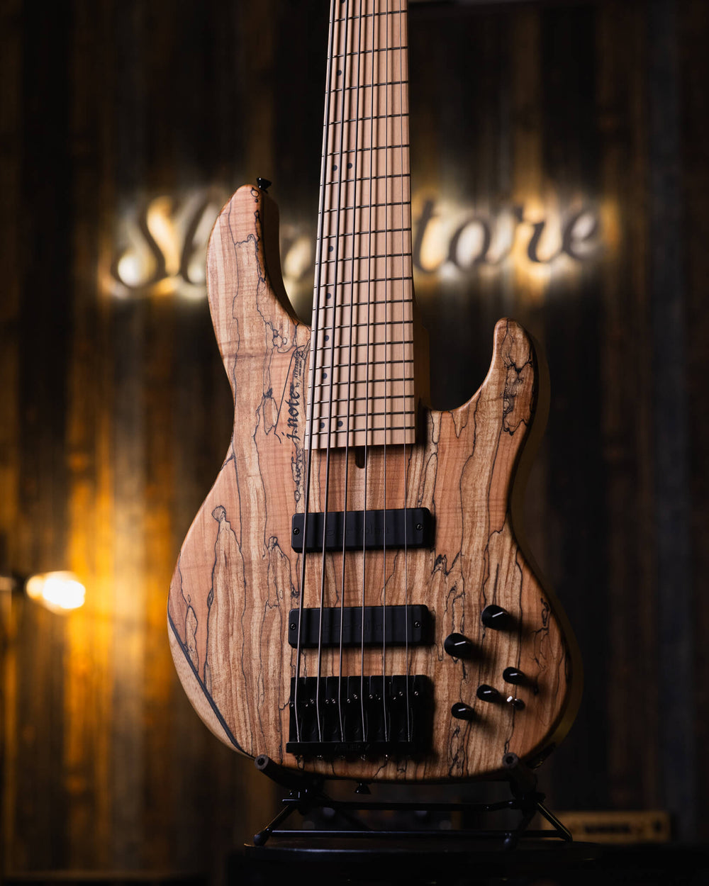 Atelier Z J-Note 6 Spalted Maple NAMM Show 2024 - Bajo Eléctrico | Cuerpo • Modelo: J-Note • Madera: Ash 2P Back • Top: Spalted Maple • Terminación: Matte, Natural Brazo • Madera: Maple• Perfil: “C”• Terminación: Matte• String Spacing: 19 mm• Escala: 34”