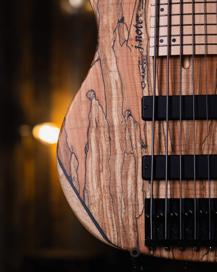 Atelier Z J-Note 6 Spalted Maple NAMM Show 2024 - Bajo Eléctrico | Cuerpo • Modelo: J-Note • Madera: Ash 2P Back • Top: Spalted Maple • Terminación: Matte, Natural Brazo • Madera: Maple• Perfil: “C”• Terminación: Matte• String Spacing: 19 mm• Escala: 34”