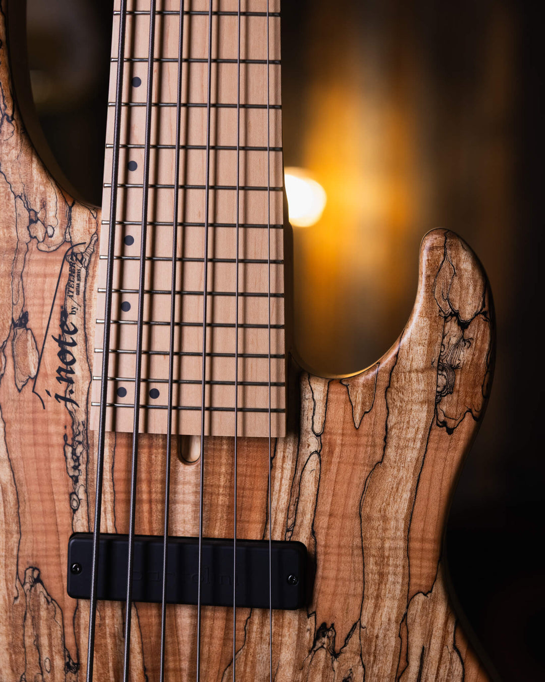 Atelier Z J-Note 6 Spalted Maple NAMM Show 2024 - Bajo Eléctrico | Cuerpo • Modelo: J-Note • Madera: Ash 2P Back • Top: Spalted Maple • Terminación: Matte, Natural Brazo • Madera: Maple• Perfil: “C”• Terminación: Matte• String Spacing: 19 mm• Escala: 34”