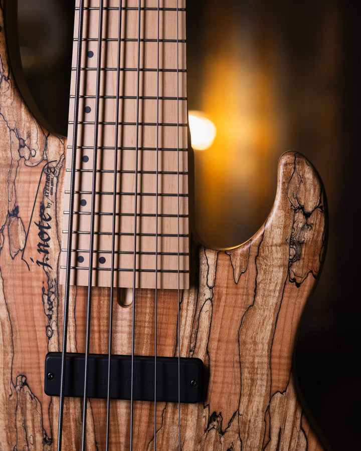 Atelier Z J-Note 6 Spalted Maple NAMM Show 2024 - Bajo Eléctrico | Cuerpo • Modelo: J-Note • Madera: Ash 2P Back • Top: Spalted Maple • Terminación: Matte, Natural Brazo • Madera: Maple• Perfil: “C”• Terminación: Matte• String Spacing: 19 mm• Escala: 34”