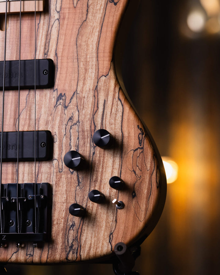 Atelier Z J-Note 6 Spalted Maple NAMM Show 2024 - Bajo Eléctrico | Cuerpo • Modelo: J-Note • Madera: Ash 2P Back • Top: Spalted Maple • Terminación: Matte, Natural Brazo • Madera: Maple• Perfil: “C”• Terminación: Matte• String Spacing: 19 mm• Escala: 34”